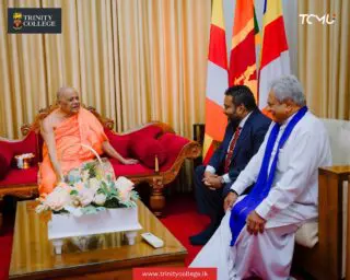 Trinity College Principal, Mr Dayan D. L. Fernando, met with the Asgiriya and Malwathu Chapter’s Mahanayake Theros to receive their blessings as he begins his tenure as the 21st Custodian of Trinity College, Kandy.
