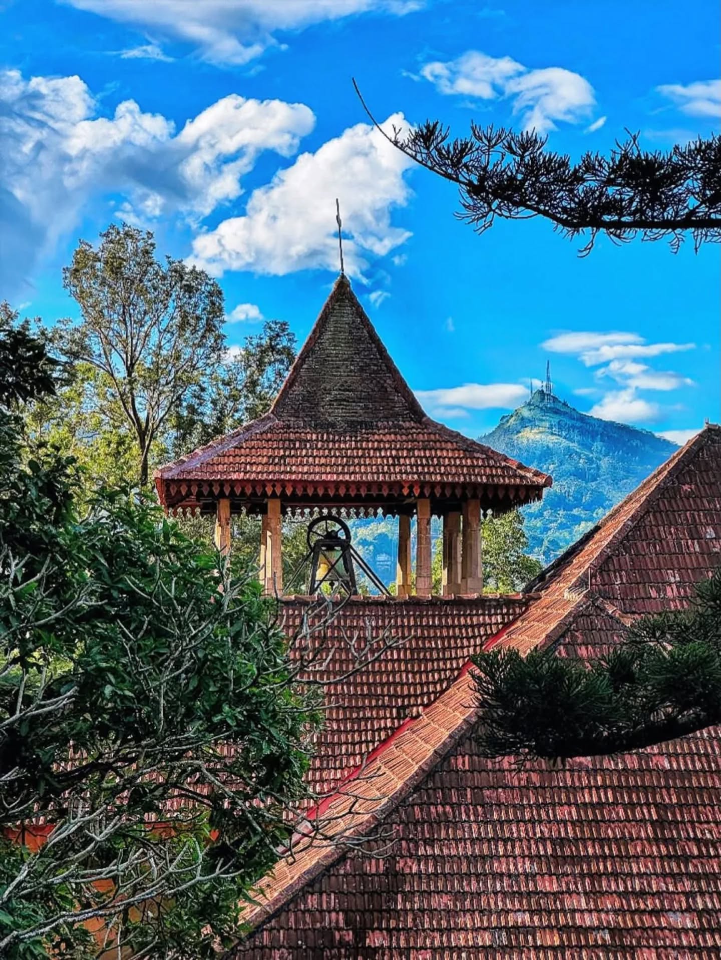 The John Mcleod Campbell memorial tower with Hanthana in the distance...Kandy on a clear day never disappoints!
#trinitycollegelk #trinitycollegechapel #bluesky #nature #beauty
Pic by Neson George